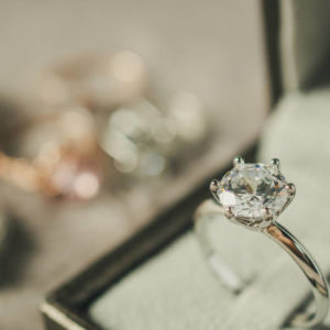 Un diamant de bague de fiançailles – Est-ce que plus gros est nécessairement mieux ?