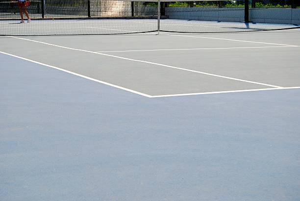 Faut-il une orientation particulière pour une construction de court de tennis à Chartres afin de limiter l’éblouissement ?