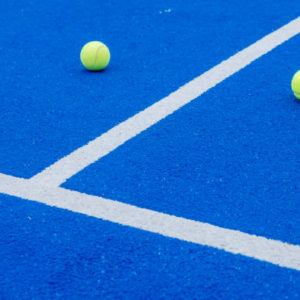 Une construction court de tennis doit-elle respecter des normes de sécurité ?