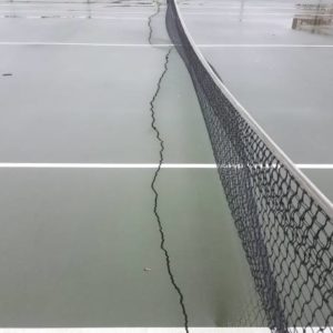 Comment réduire l’entretien d’un sol synthétique lors d’une construction court de tennis à Aix-en-Provence ?
