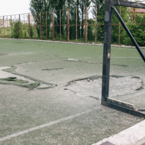Quels accessoires ajouter à une construction court de tennis en béton poreux à Troyes ?