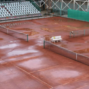 Comment créer un court discret pour une construction court de tennis à Aix-en-Provence dans une propriété de luxe ?