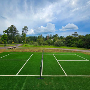 Quels détails sont souvent oubliés dans une construction court de tennis à Saint-Raphaël ?
