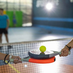 Quel est le délai moyen de réalisation proposé par une entreprise construction terrain de pickleball ?