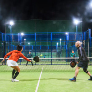 Une rénovation court de tennis comprend-elle le nettoyage du revêtement ?